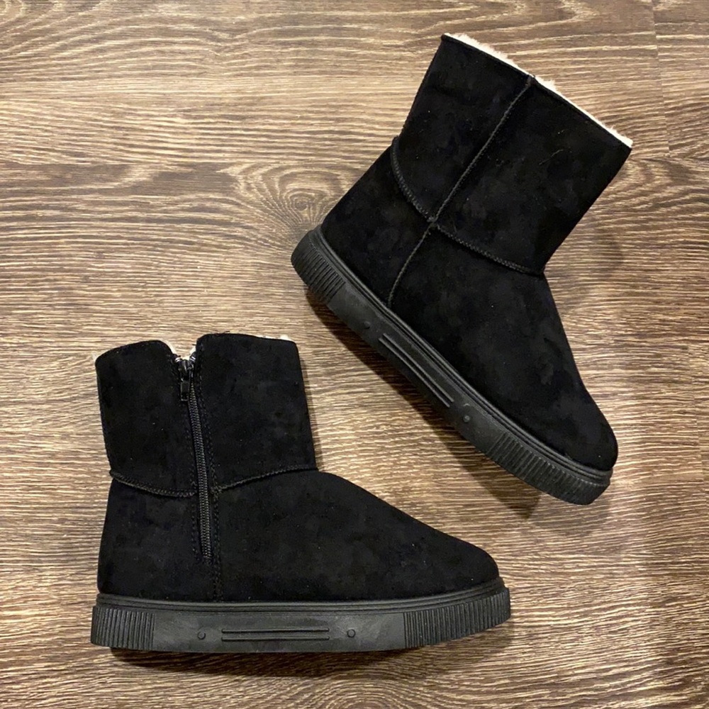 Short fur-lined boots. Size 6/7